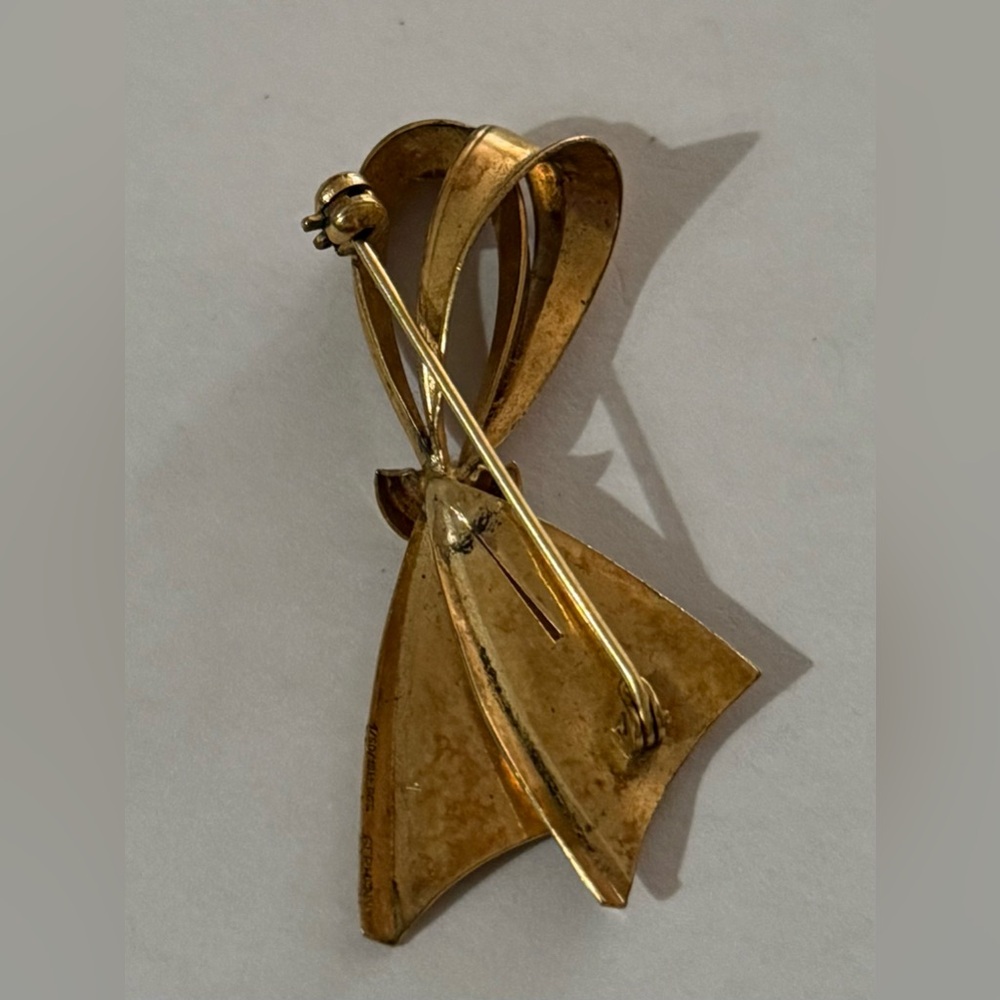 Elegant Gold Tone Ribbon Brooch - Picture 2 of 2